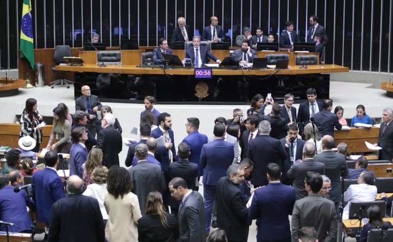 Câmara conclui votação de projeto que regulamenta a reforma tributária; texto vai ao Senado